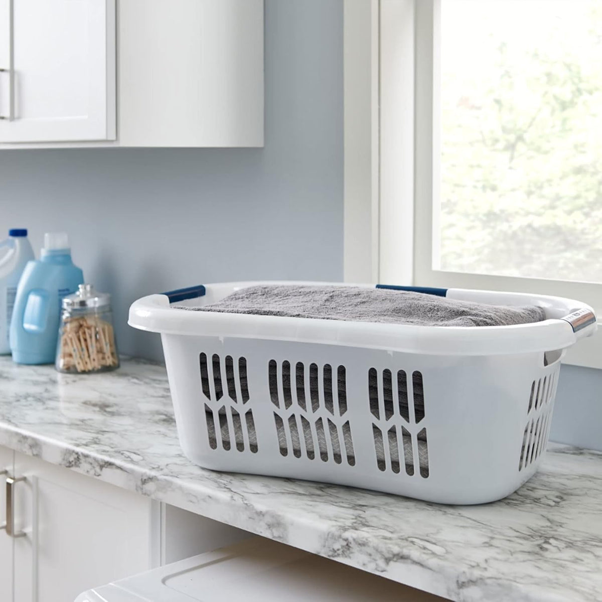 Rubbermaid Hip-Hugger Laundry Basket, X-Large, 2.1 Bushel, White