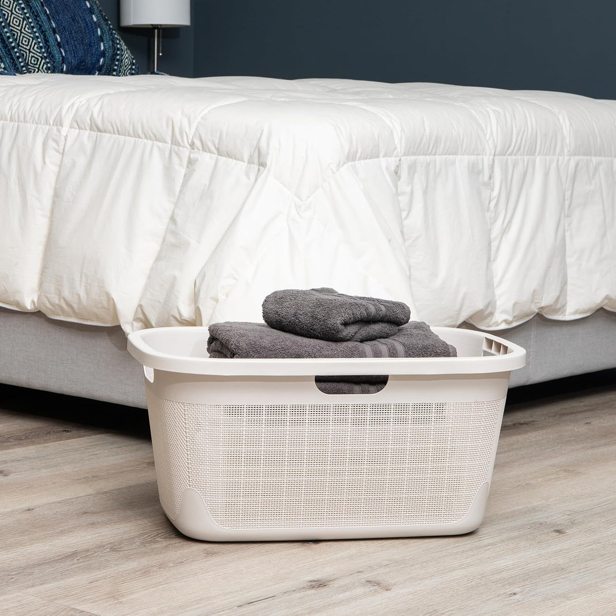 Mind Reader 40L Laundry Basket, Linen Design Clothes Hamper, Plastic Storage Bin with Handles, Ivory